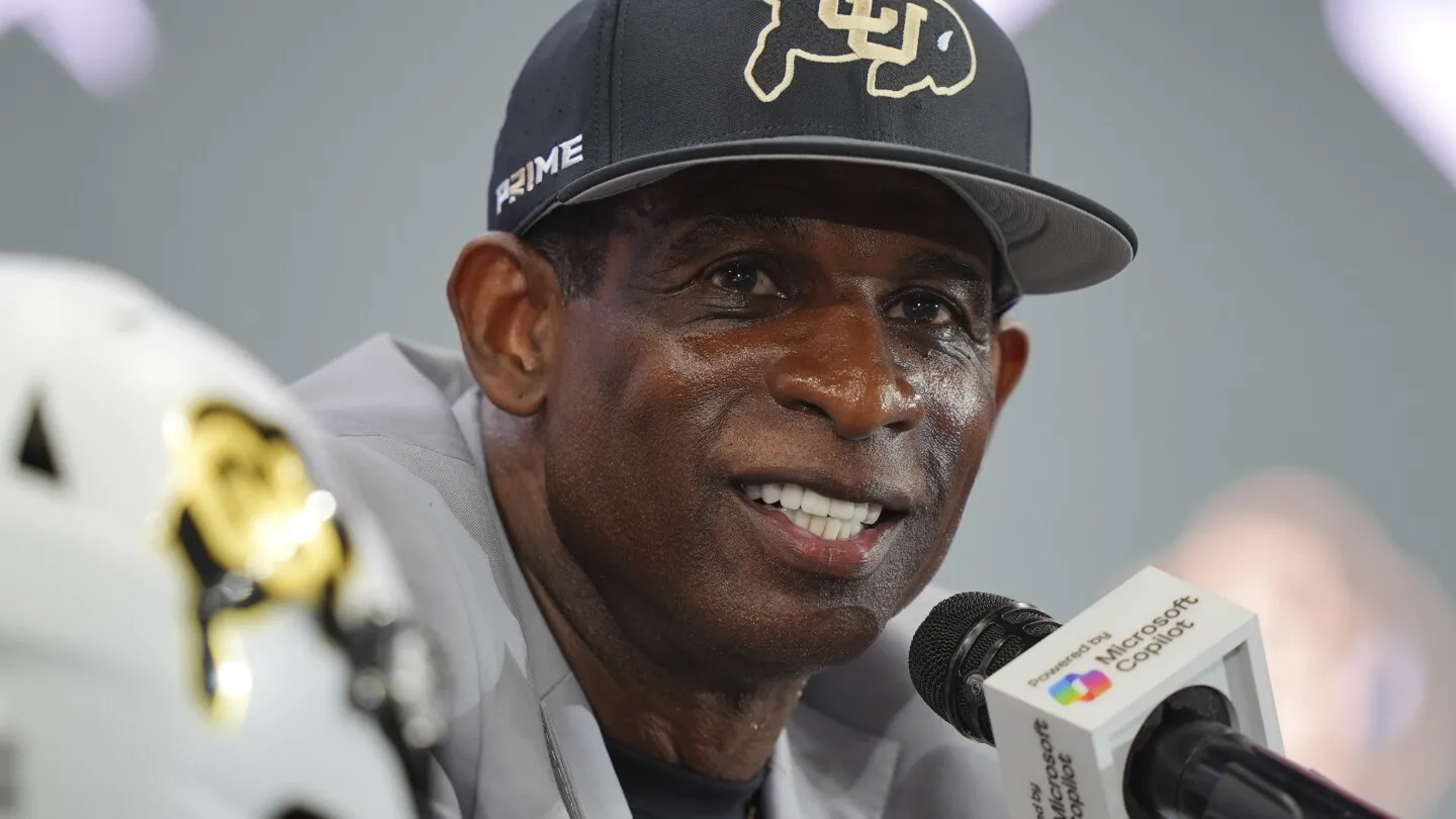Pelatih Colorado Deion Sanders Menolak Bahas Masalah Kesehatan di Media Day Big 12