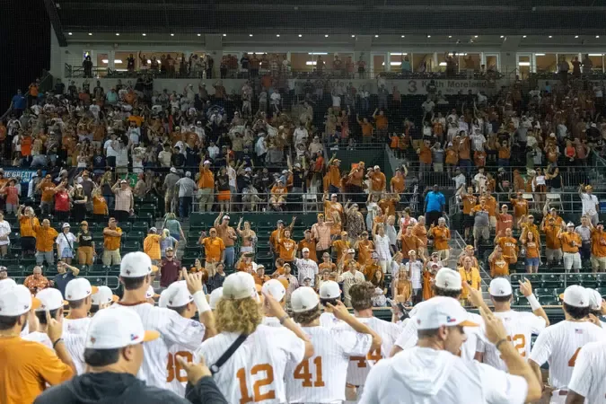 Bisbol No. 2 Kalah Tipis dari UTSA, 9-7 - Atletik Universitas Texas