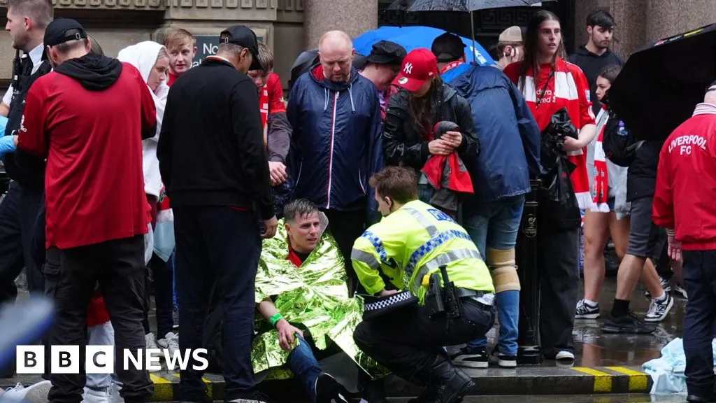 "'Nyaris celaka': Saksi mata gambarkan mobil menabrak kerumunan di parade Liverpool FC"