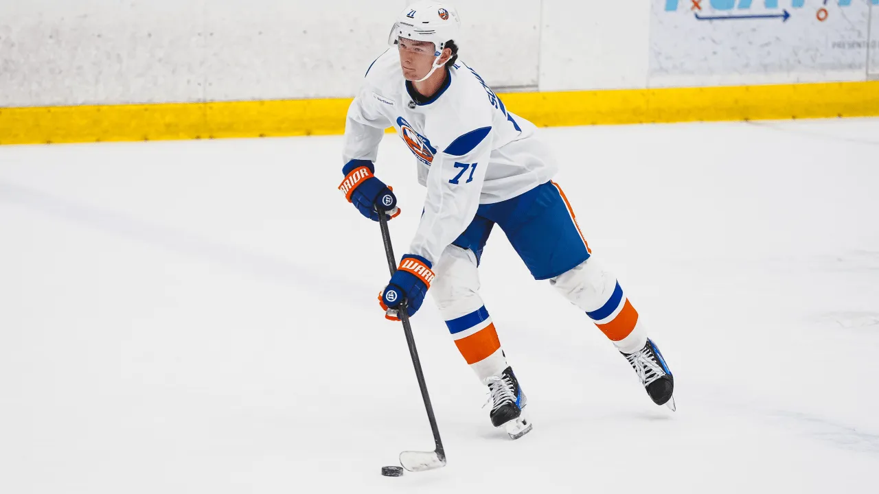Schaefer Berlatih dengan Islanders untuk Pertama Kalinya, Bertekad Masuk Daftar Pemain Malam Pembukaan