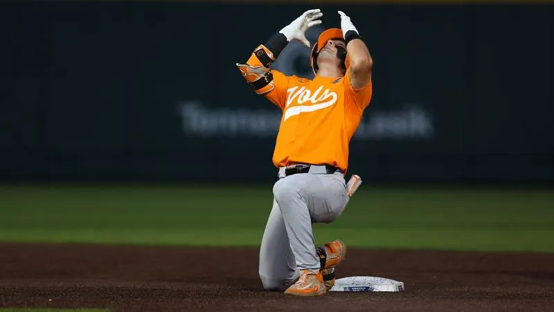 #14 Vols Amankan Tempat di Final Regional dengan Kemenangan 10-6 atas Cincinnati