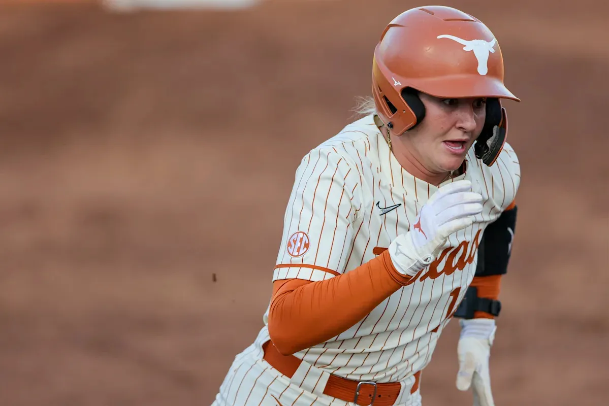 WCWS Pertandingan 1: Texas cetak kemenangan dramatis atas Texas Tech saat Reese Atwood mencetak poin penentu kemenangan akibat intentional walk yang gagal
