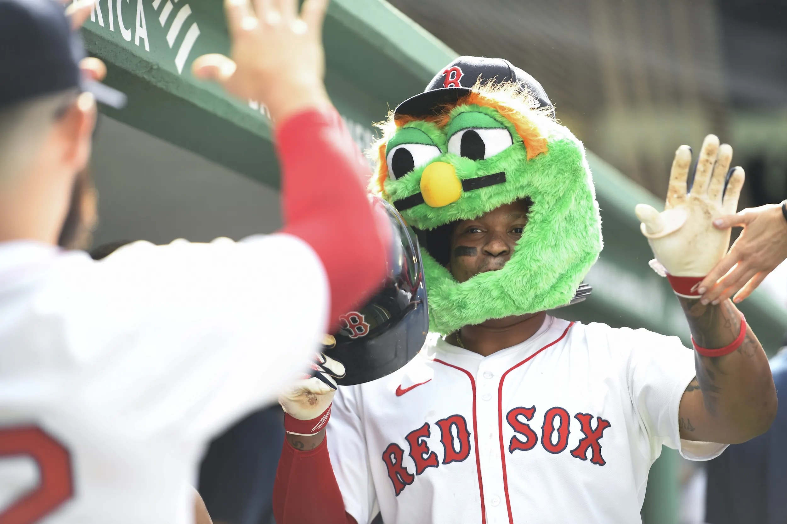 Red Sox Kini Mengejar Rafael Devers di Seluruh Negeri, Mengayunkan Kartu Susunan Pemain