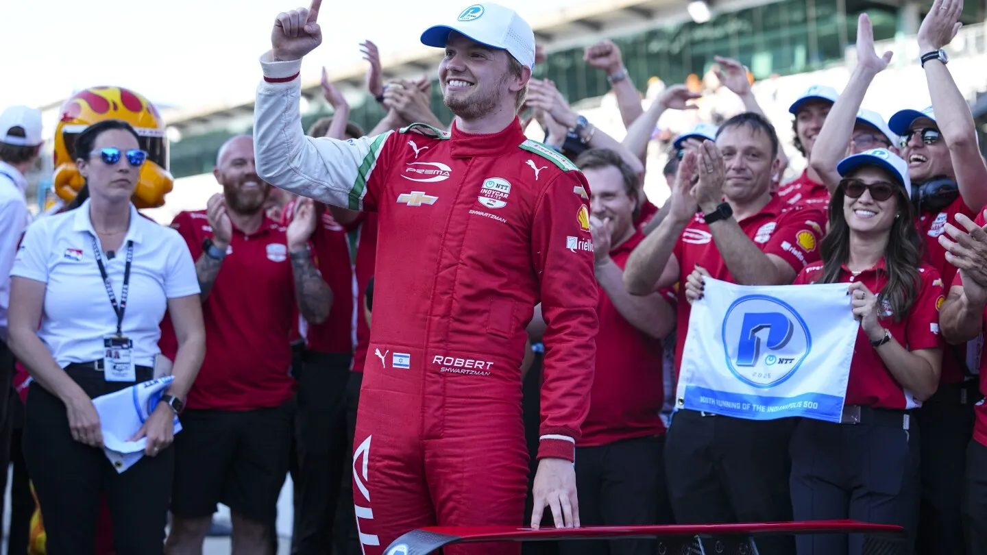 Peraih Pole Indy 500 Kelahiran Israel dan Dibesarkan di Rusia, Robert Shwartzman, Menyerukan Perdamaian Dunia